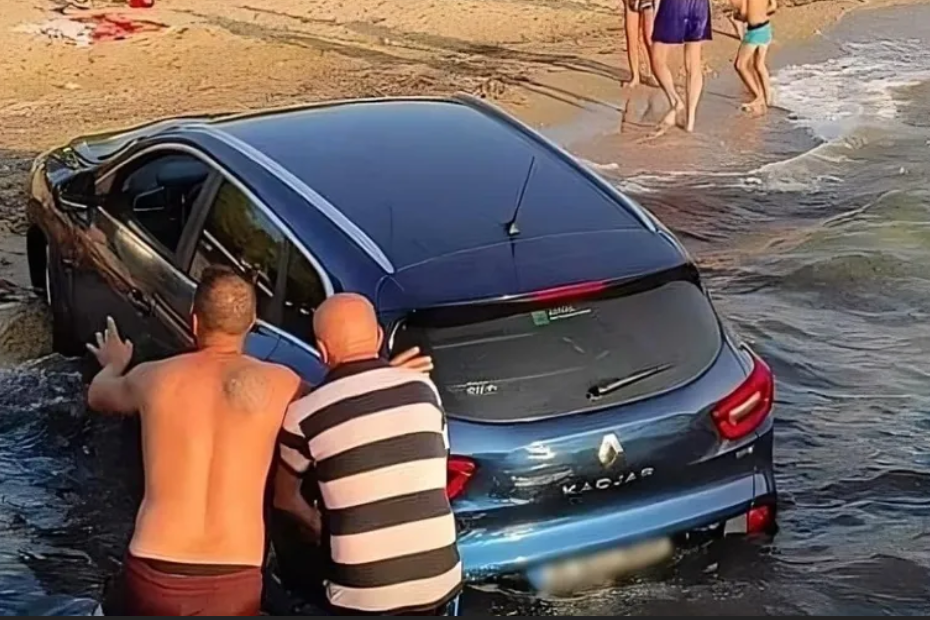 Românul când ajunge în Thassos: se scaldă și el, și mașina!