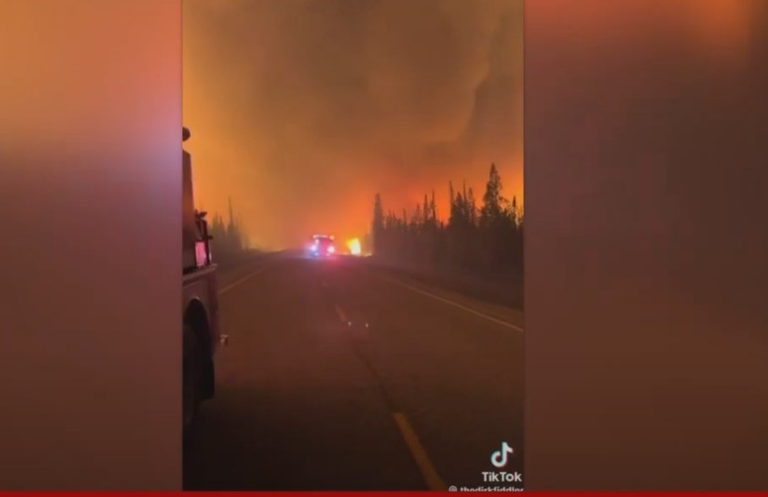 Zeci de mii de evacuați în Canada