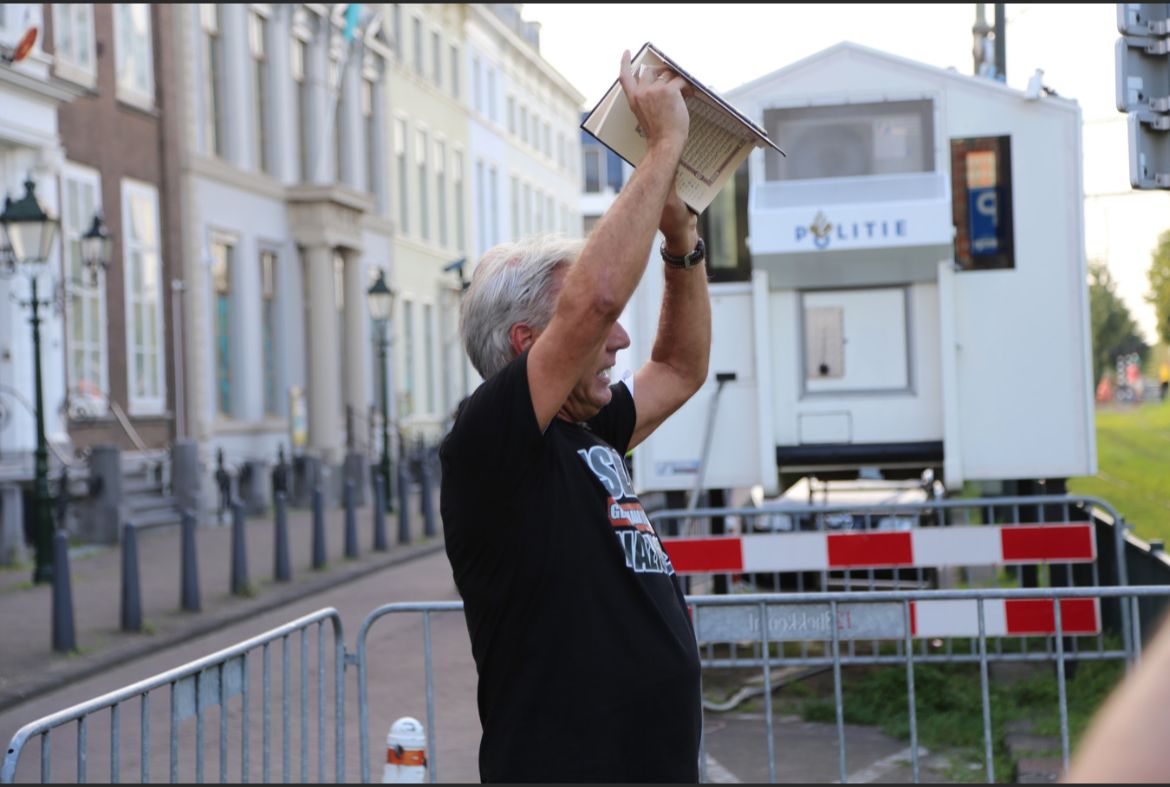 Nebunie cu repetiție! Coranul, călcat în picioare în Olanda