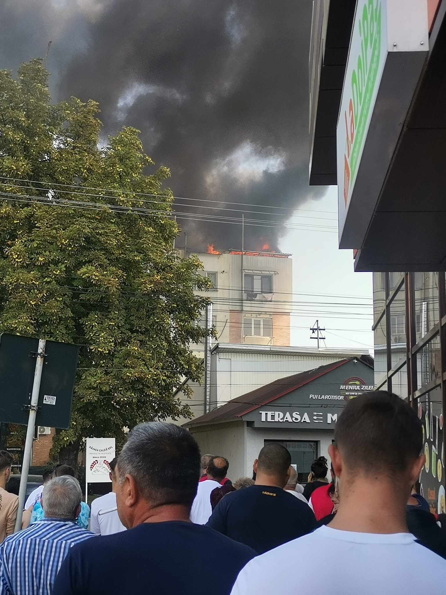 Zeci de evacuați după un incendiu în Huși