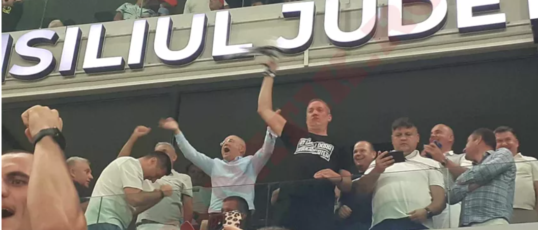 Emil Boc, înjurat pe stadion: „M…, m…”!