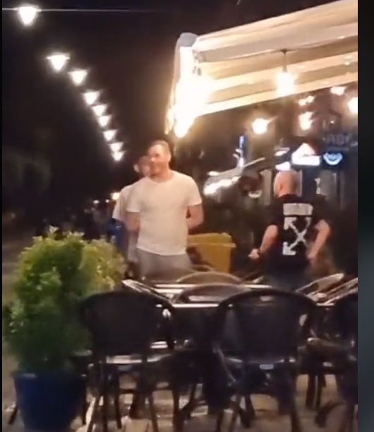 Lumea ca lume! Până vine poliția…