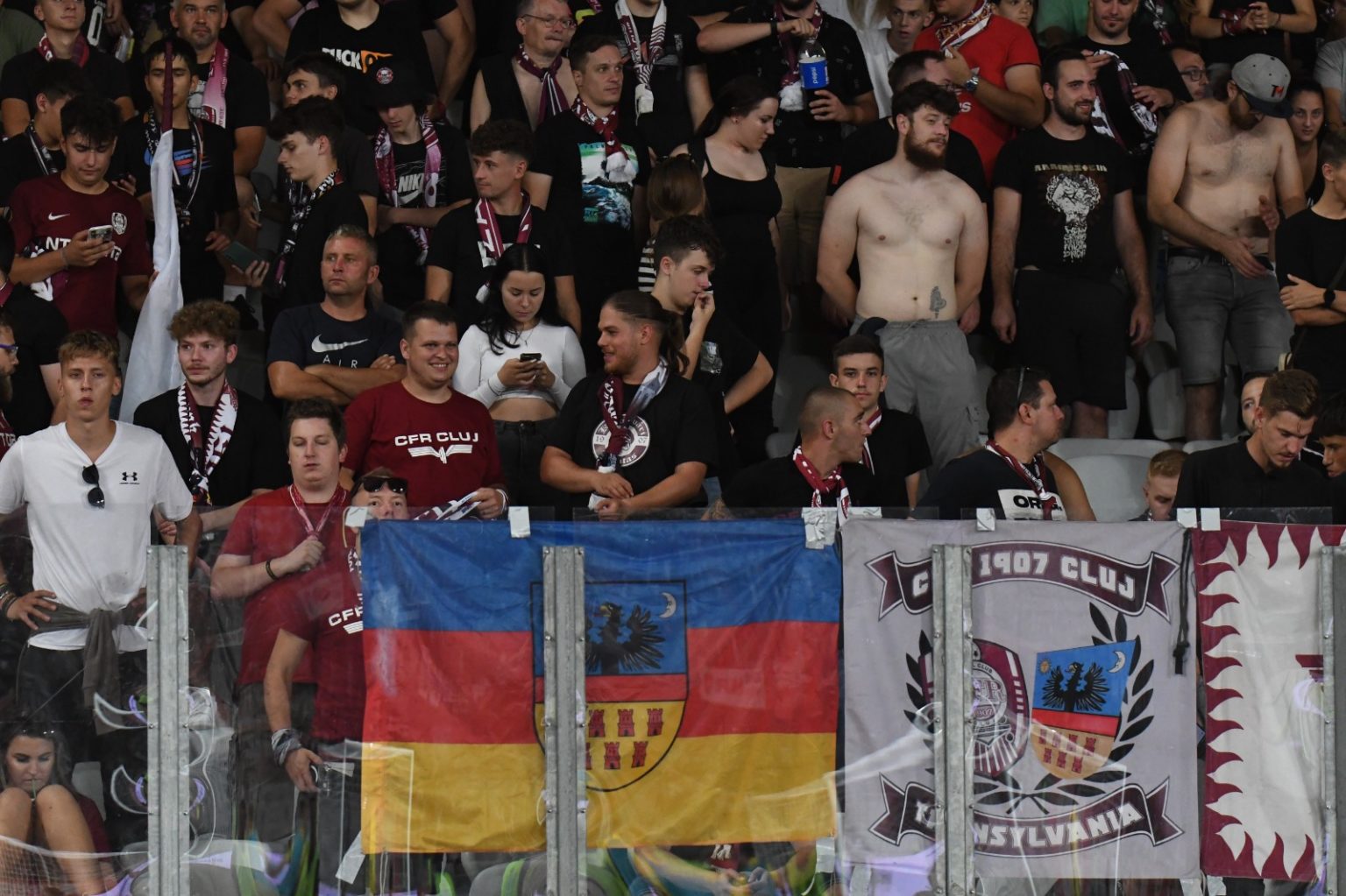 Fanii CFR la derby-ul cu Universitatea. Simboluri secesioniste și revizioniste