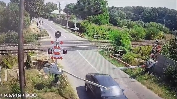 A rupt bariera feroviară la Brazi. Imediat după el a trecut și trenul