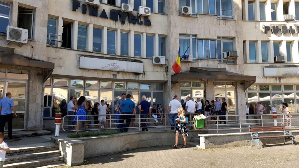 Finanțiștii în grevă, profii/armata fără bani