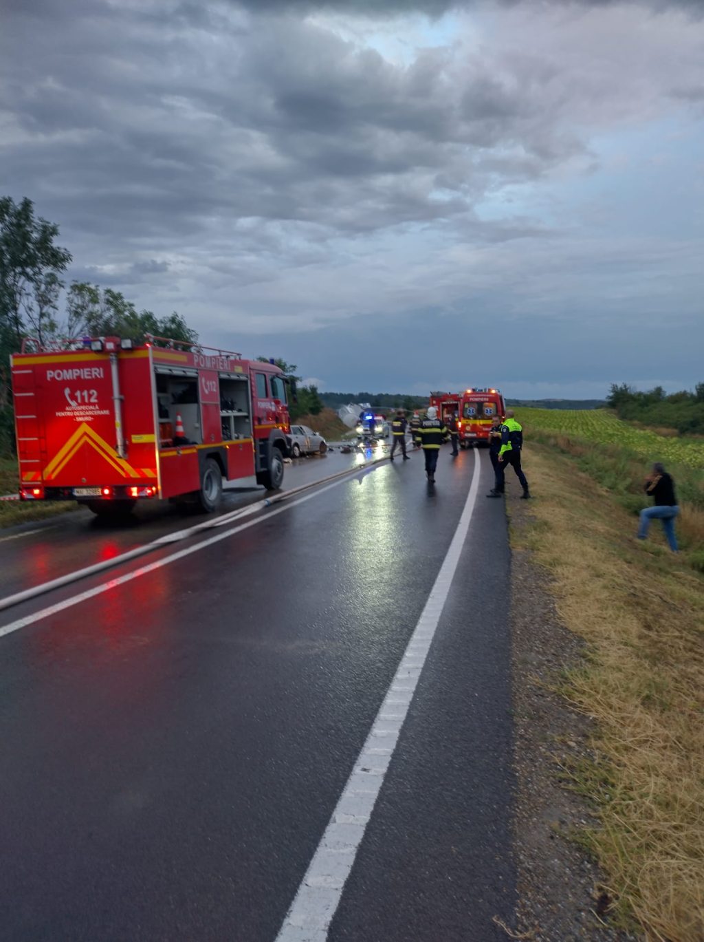 Descarcerare grea. Accident cu un TIR încărcat cu 33 tone combustibil