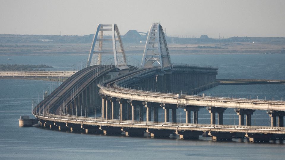 Podul lui Putin asaltat de drone navale