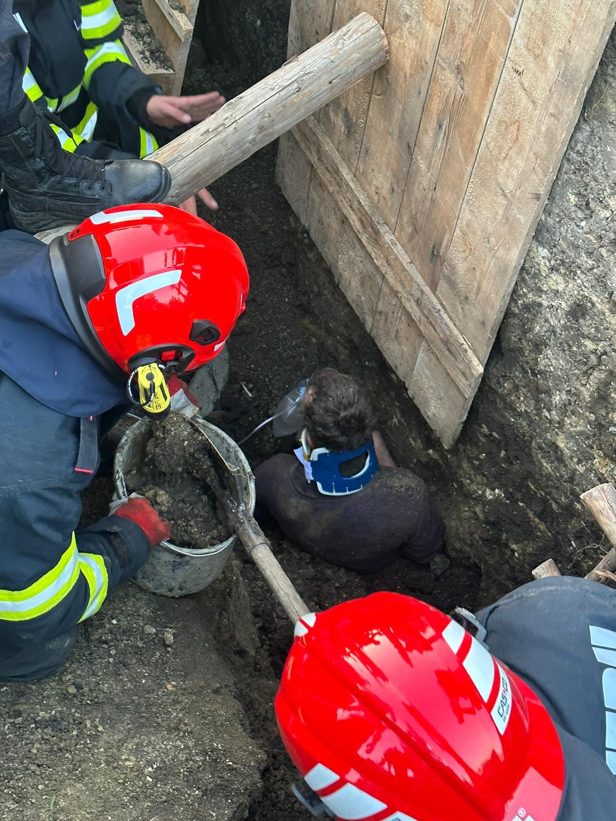 (VIDEO) Salvare spectaculoasă: L-au scos de sub pământ