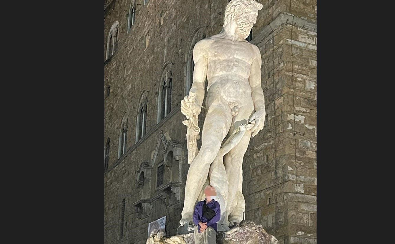 A distrus o statuie de dragul unei poze