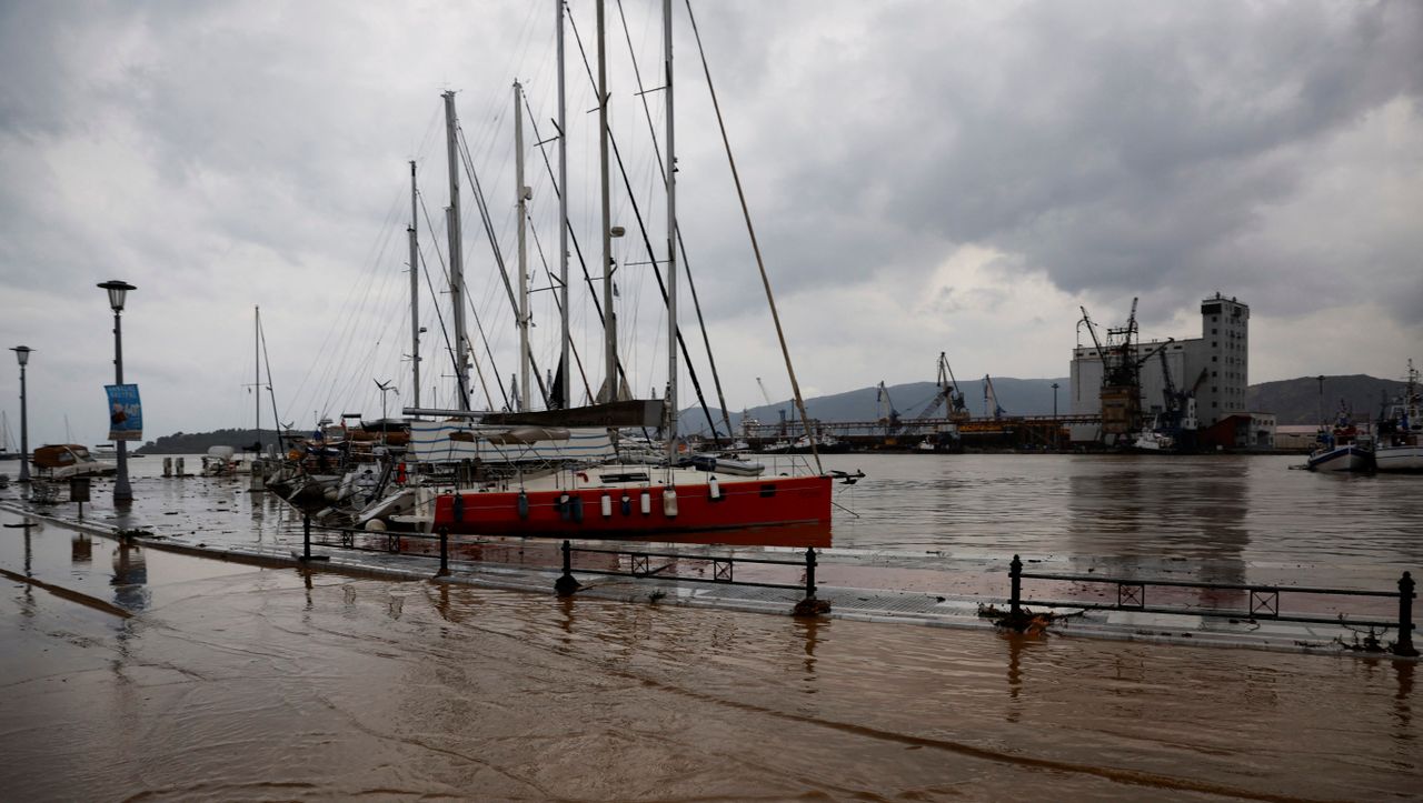 Români blocați în mijlocul inundațiilor din Grecia