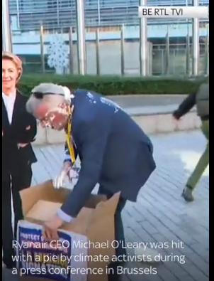 Ținta activiștilor. Directorul Ryanair, atacat cu frișcă