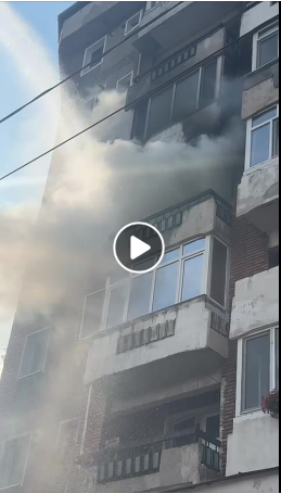 (Video)Mai multe persoane, intoxicate cu fum. Incendiu într-un bloc din Hunedoara
