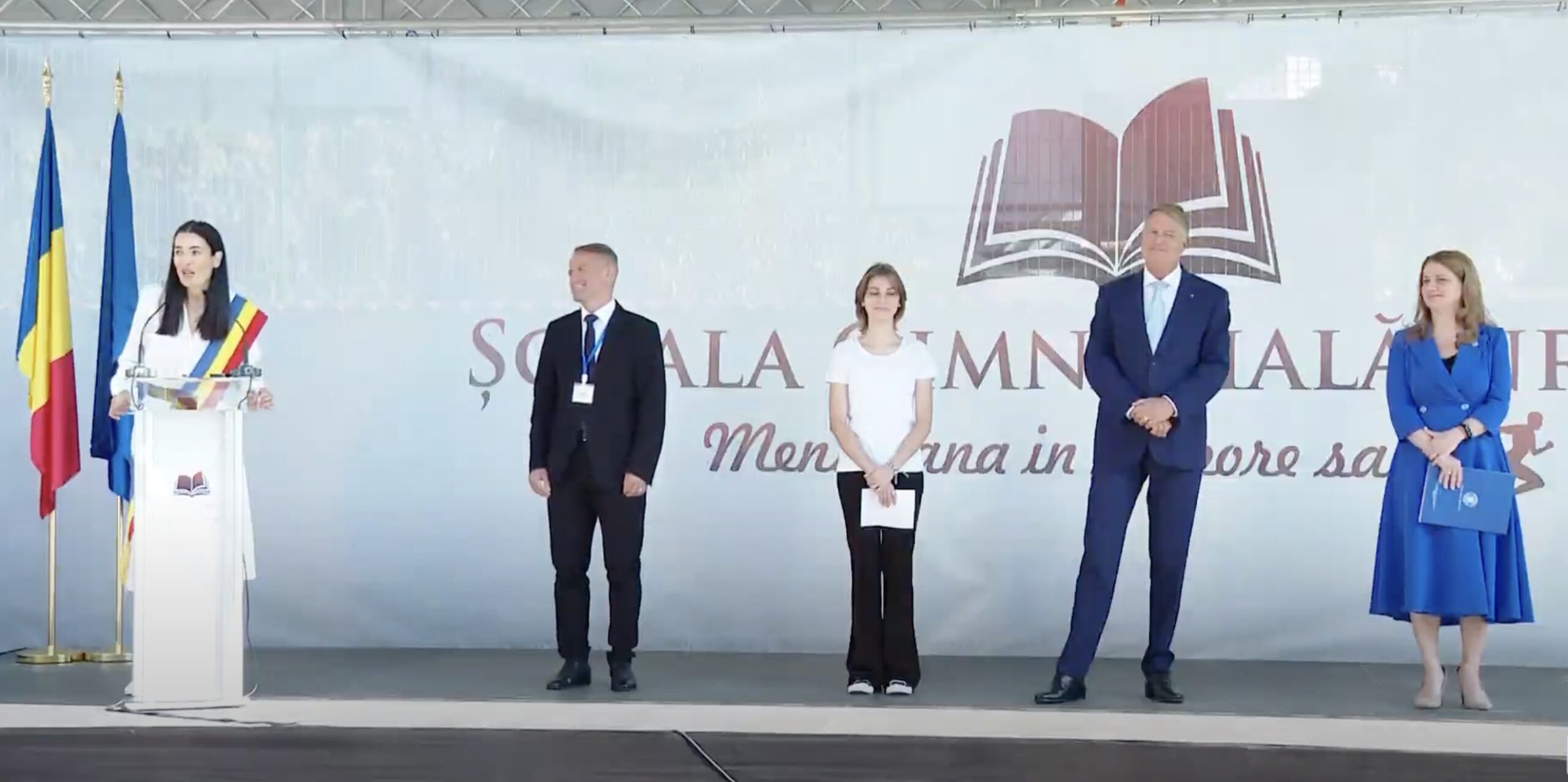 Ce se mai împăunează Clotilde!