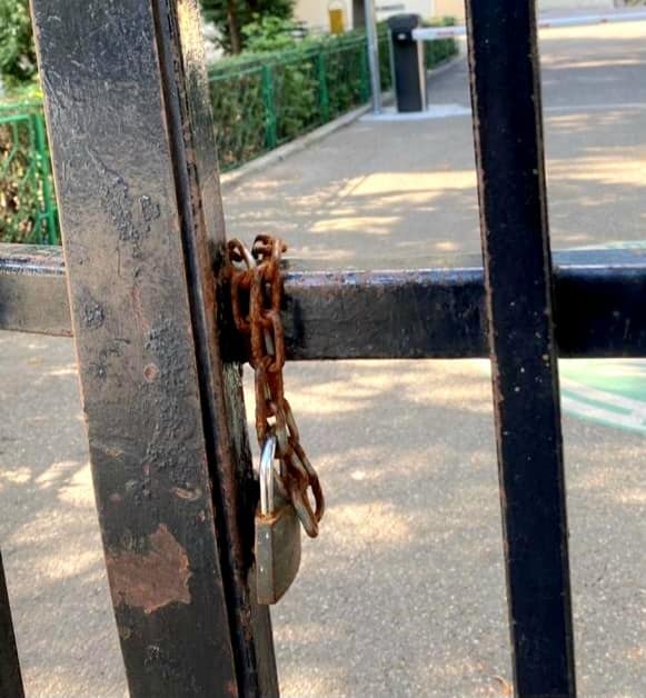 Jos lacătul de pe terenurile de sport ale şcolilor
