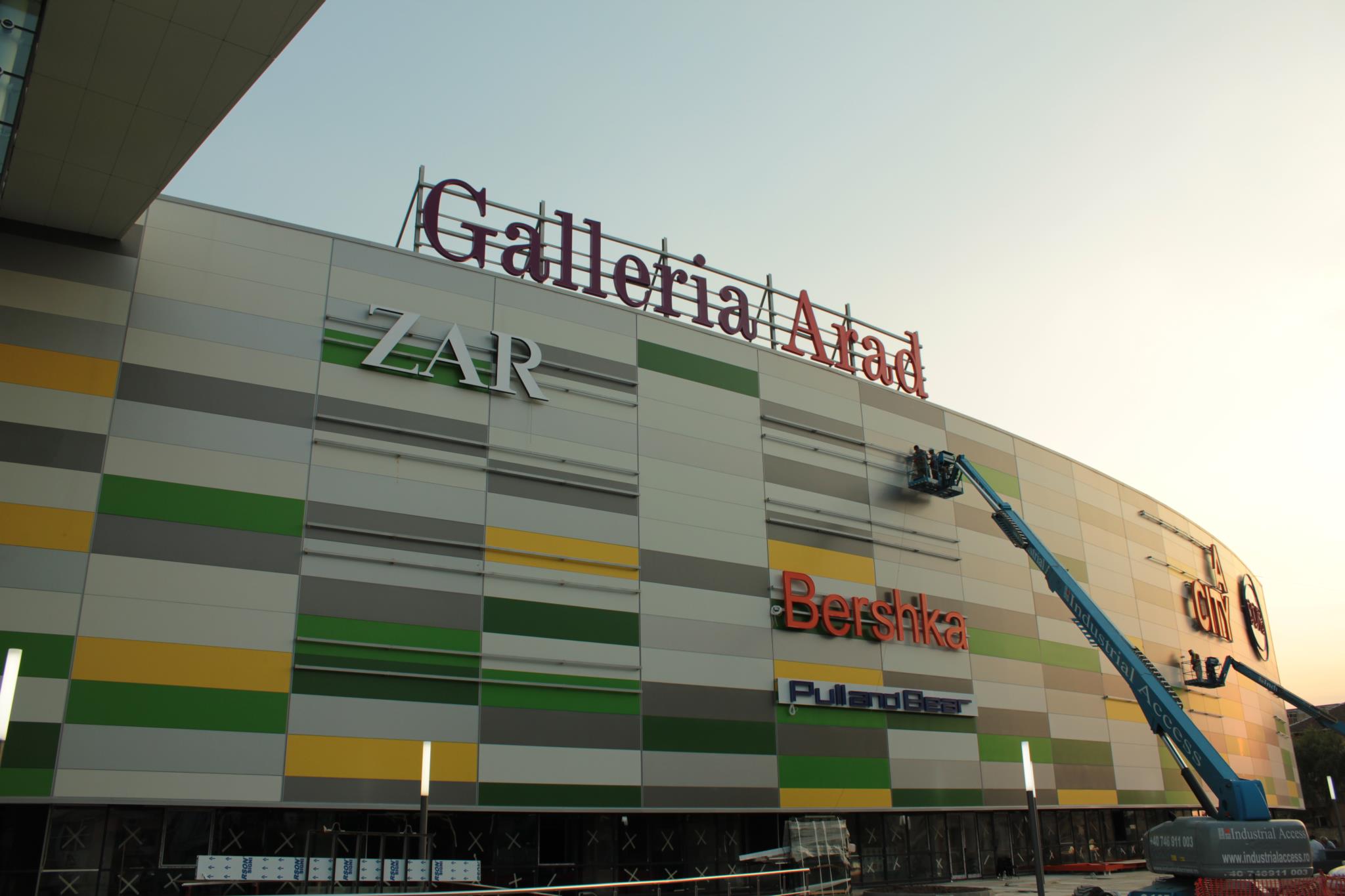 Mall de vânzare la preț spectaculos