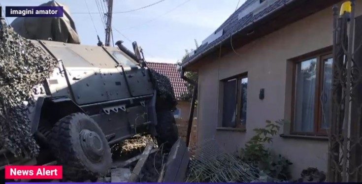 (VIDEO) Un blindat NATO a rupt gardul și a intrat într-o casă!
