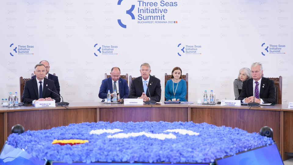 Peste  câte mări are nevoie Klaus Iohannis să domnească?