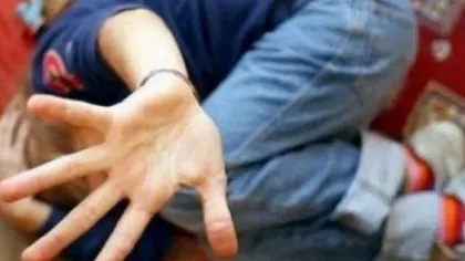 Adolescente cercetate penal: Au forțat o colegă să se comporte ca un animal