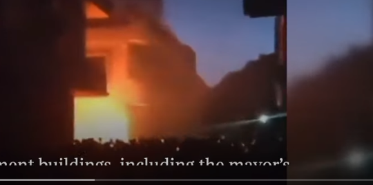 (VIDEO)După inundații, proteste. Au incendiat casa primarului!