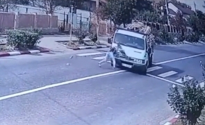 Spulberată pe trecere. O femeie cu un copil, lovită în plin de un autoturism