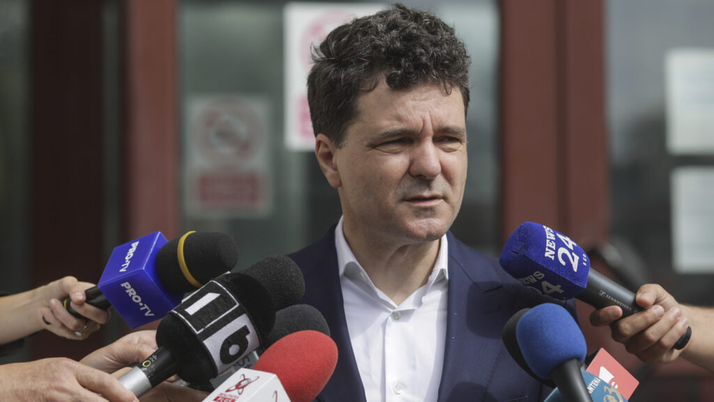 Nicușor Dan scoate intelectualii la război