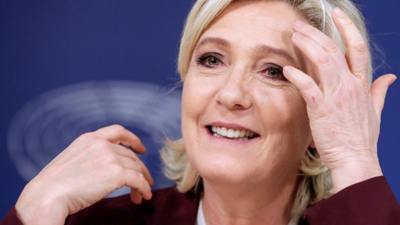 Marine Le Pen urcă extrema dreaptă pe primul loc în Franța