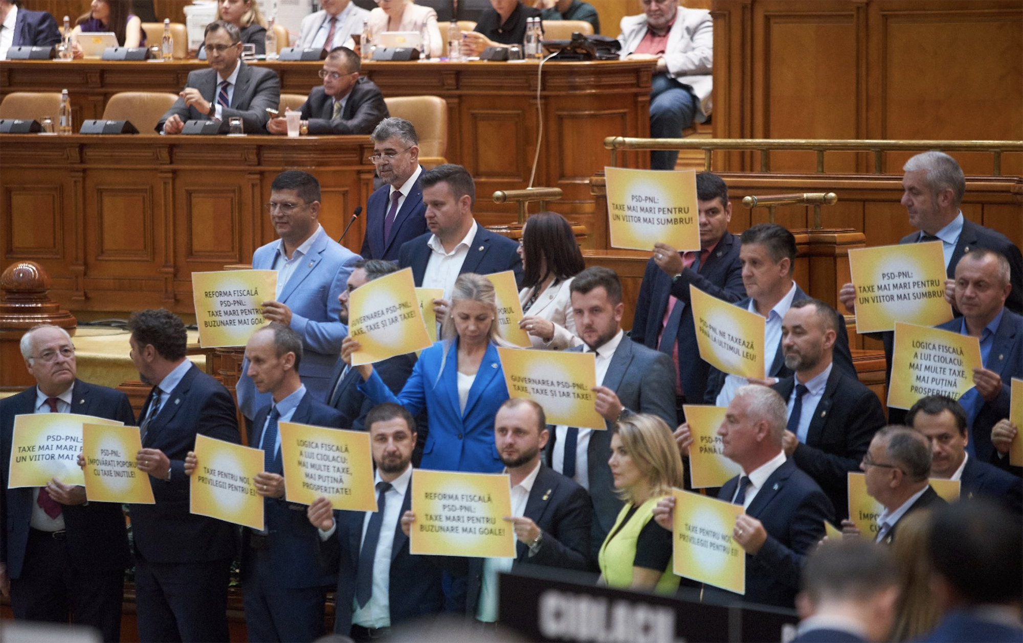 (GALERIE FOTO-VIDEO) Guvernul și-a angajat răspunderea în Parlament pe noile taxe. ”Astăzi se termină cu șmecheria!”