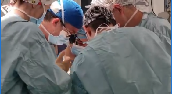 (VIDEO)Reușită medicală. Inimă artificială la un copil din România