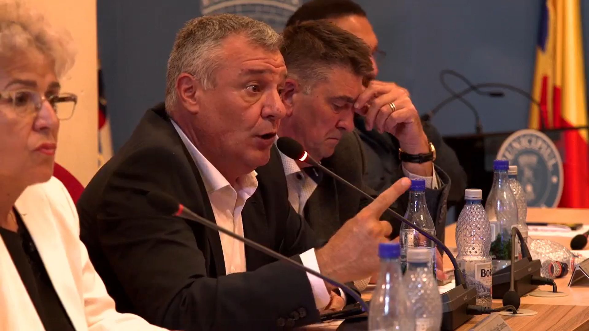 Primarul Oancea îşi riscă pielea pentru a salva bătrânii sechestraţi la domiciliu