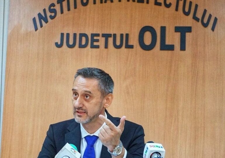 Mașina a luat foc în trafic. Prefectul de Olt, prima reacție