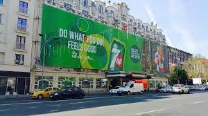 Unde-i lege e tocmeală. Clădirile cu bulină, casă bună cu bannerele