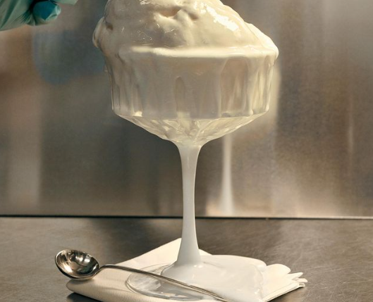 Eliminăm plasticul… mâncându-l. Desert realizat din deșeuri!