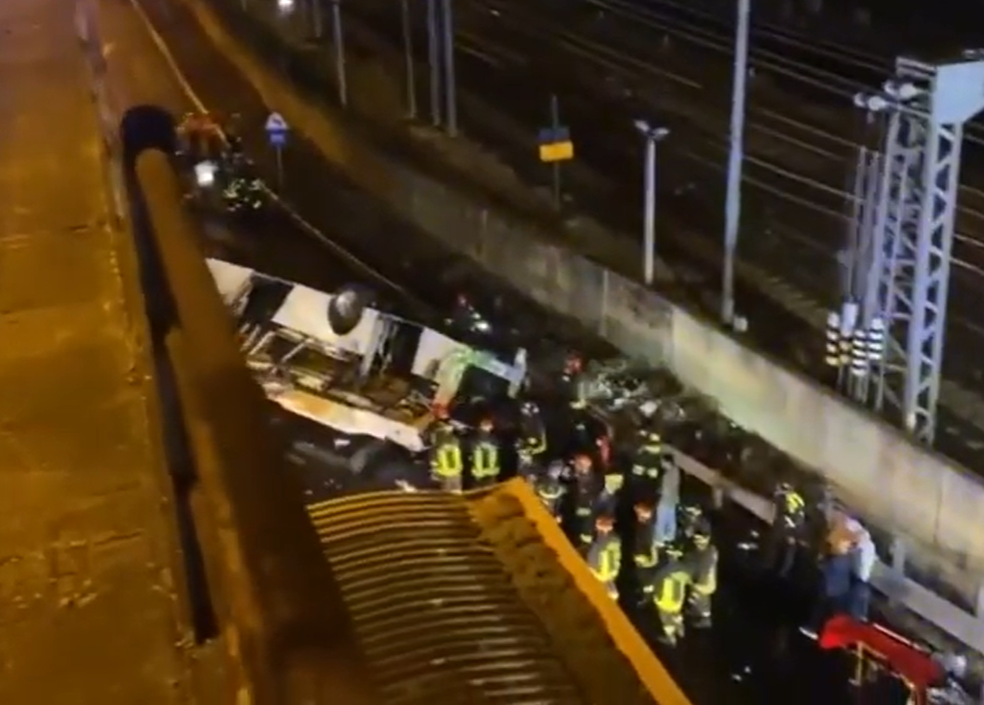 (VIDEO)Accident teribil în Veneția. Un autocar s-a prăbușit de pe un pod și a luat foc