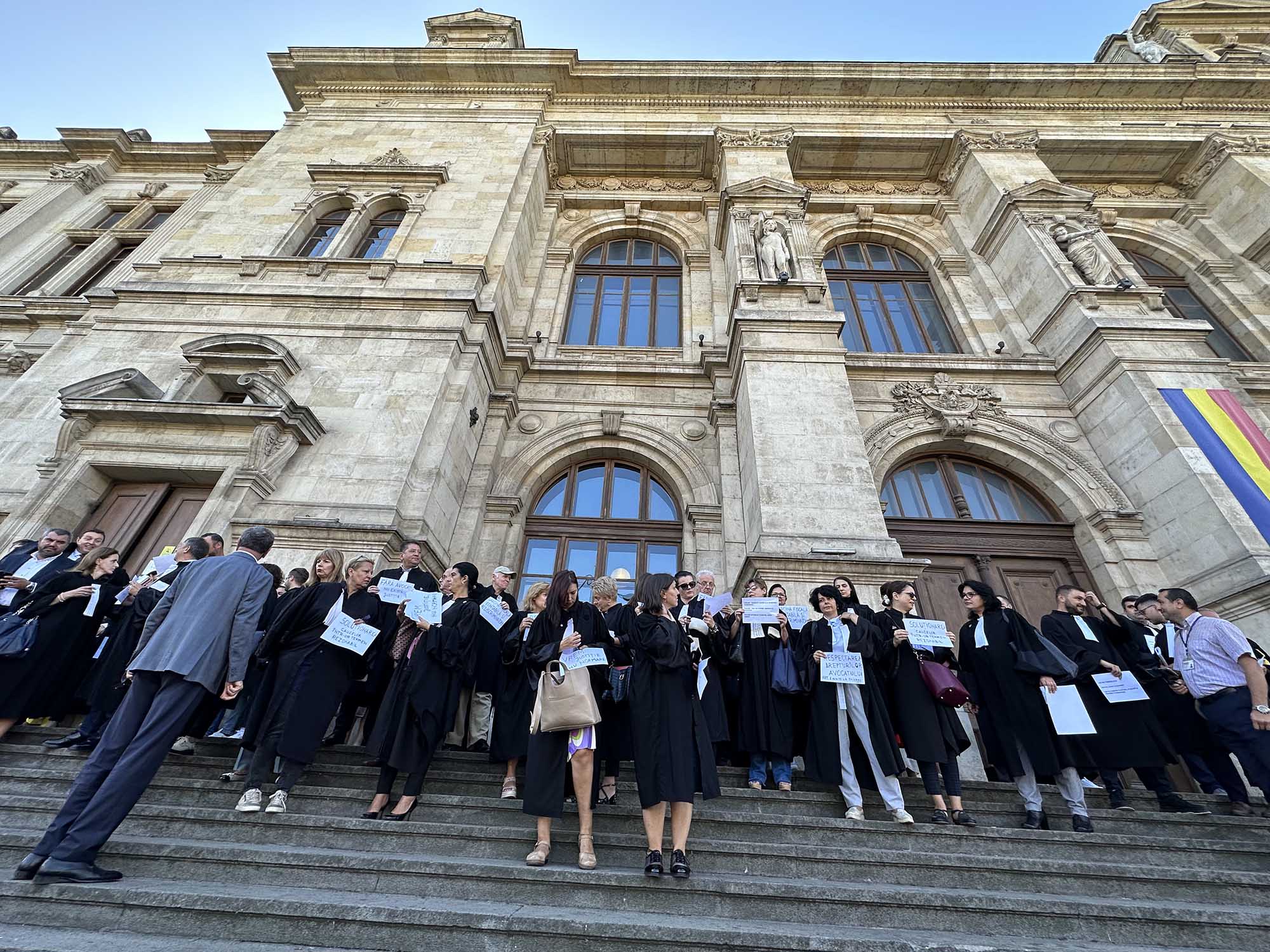 (GALERIE FOTO) „O zi fără avocați! Ziua în care justiția nu există”