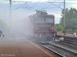 Garat în Băbeni. Degajare de fum, la motorul  unui tren