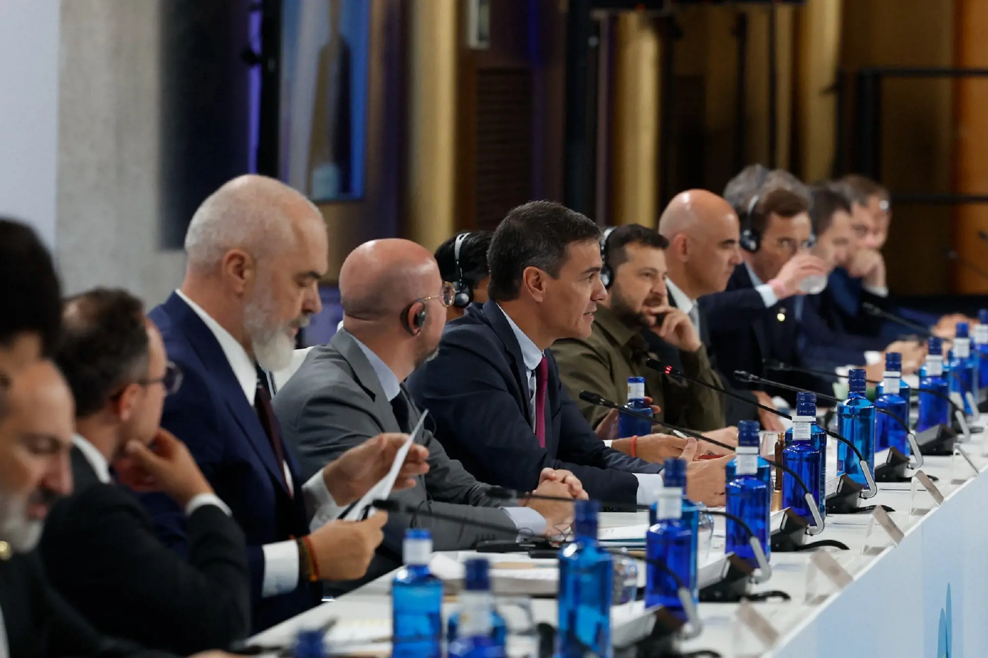 Guvernul spaniol. Liderii UE reuniți la summitul european, cadou personalizat