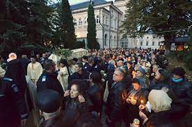 Procesiune cu mii de pelerini. Racla cu moaştele Sf. Cuvioase Parascheva, scoasă spre închinare