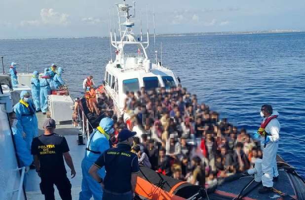 În pericol pe Mediterană. Peste 400 de persoane, salvate de poliţişti români