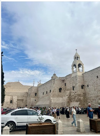 Preot român, în pelerinaj.  Realitatea este mult diferită față de ce apare în mass-media