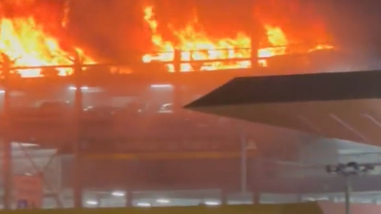 Incendiu la Aeroportul Luton: Zborurile au fost anulate (VIDEO)