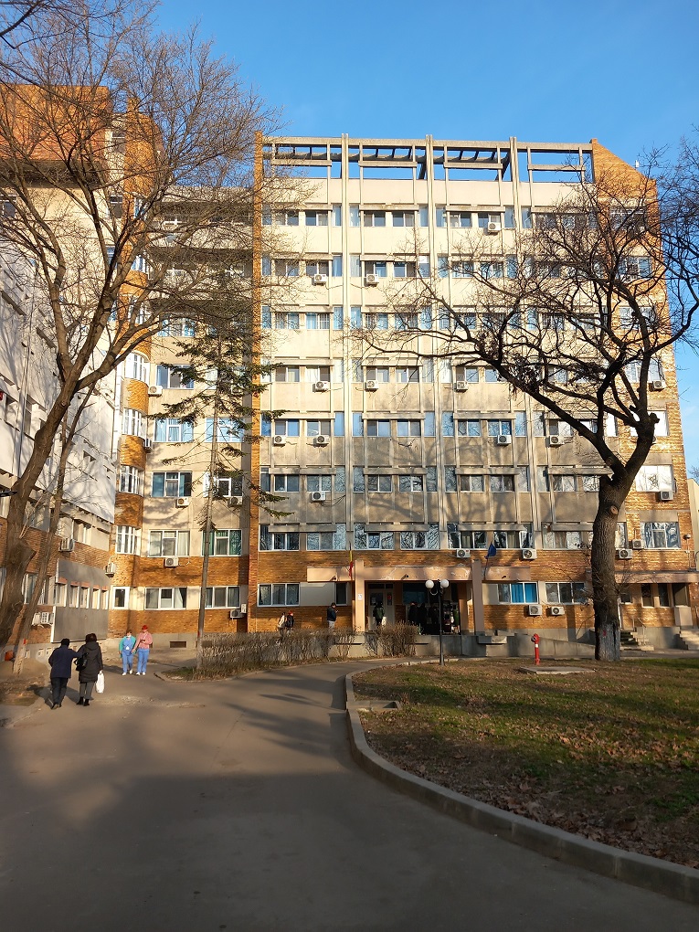 Revoltător! Pacient mort la gardul spitalului