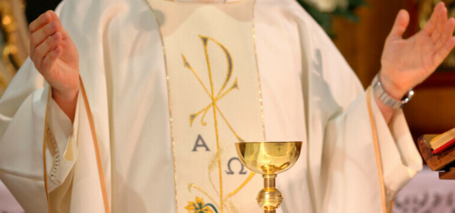 Episcopii, lăsați fără salarii de la stat