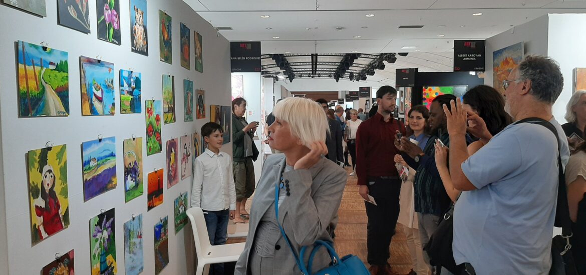 Un român talentat: La doar 10 ani, Dragoş a expus la Paris