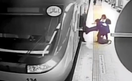 Dramă în Iran – A murit fata de la metrou care nu purta vălul
