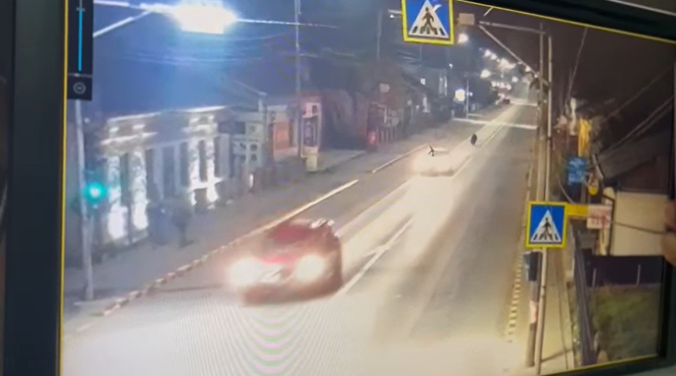 Se plimbă ursul ca Vodă prin lobodă la Gura Humorului. Imagini!