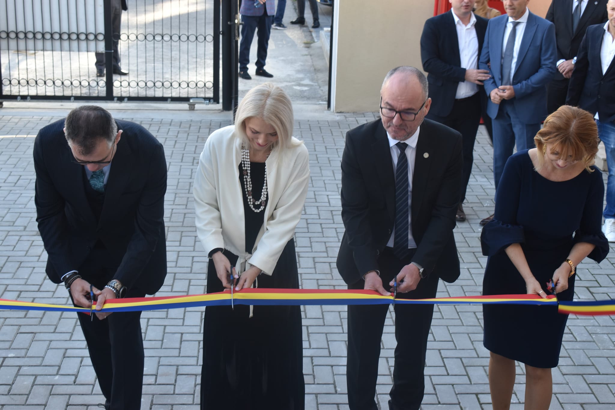 Ce ne place să tăiem panglici!!! (foto)