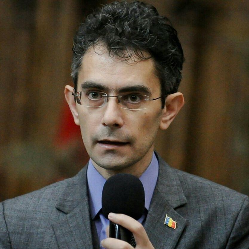 Iași: O poză din pat l-a lăsat fără funcție