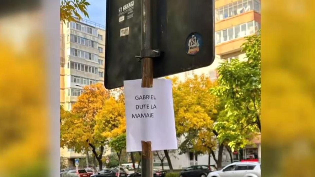 Afișe care au împânzit Bucureștiul. „Gabriel, du-te la mamaie!”