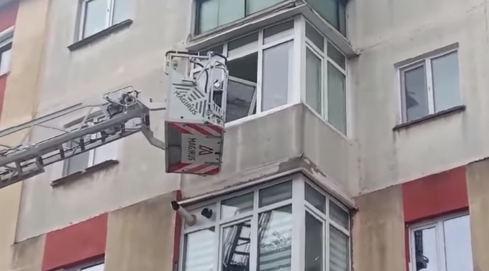 Și-a încuiat părinții ca să se uite la tv