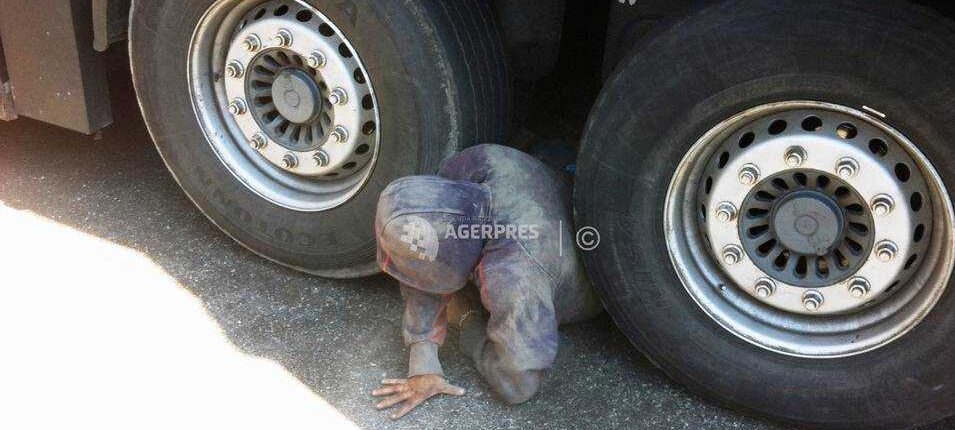 Migranţi, prinşi la frontieră. Erau ascunşi în camioane